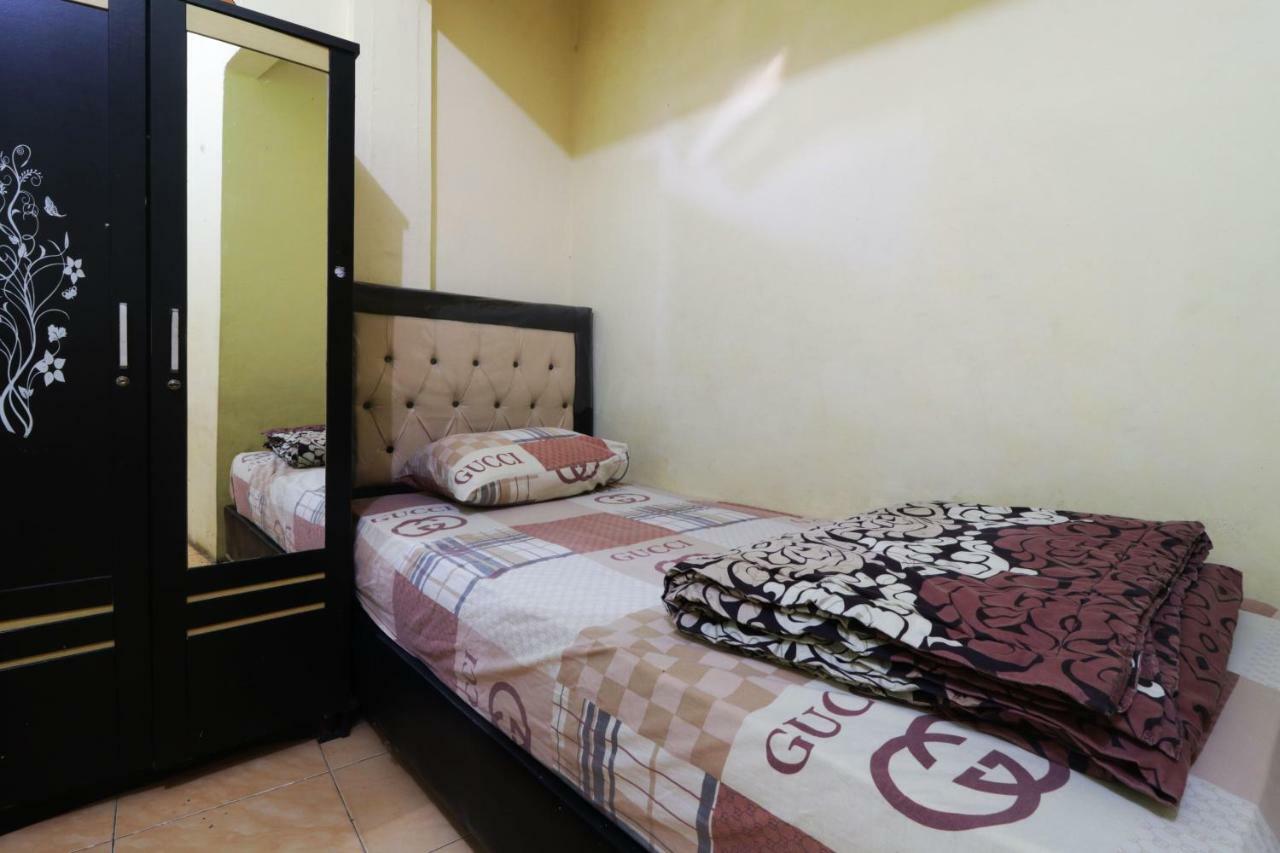 Wisma Yuli Syariah Hotel Medan Exterior photo